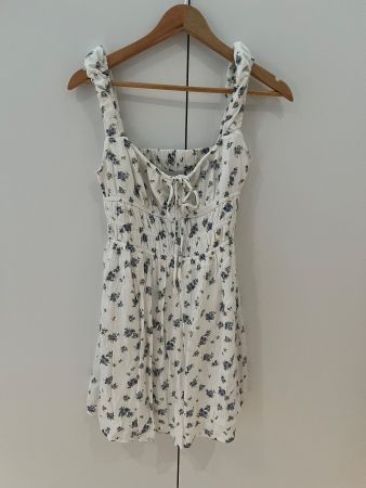 Sommerkleid kurz Gr.S Stradivarius weiss/blau Blumen