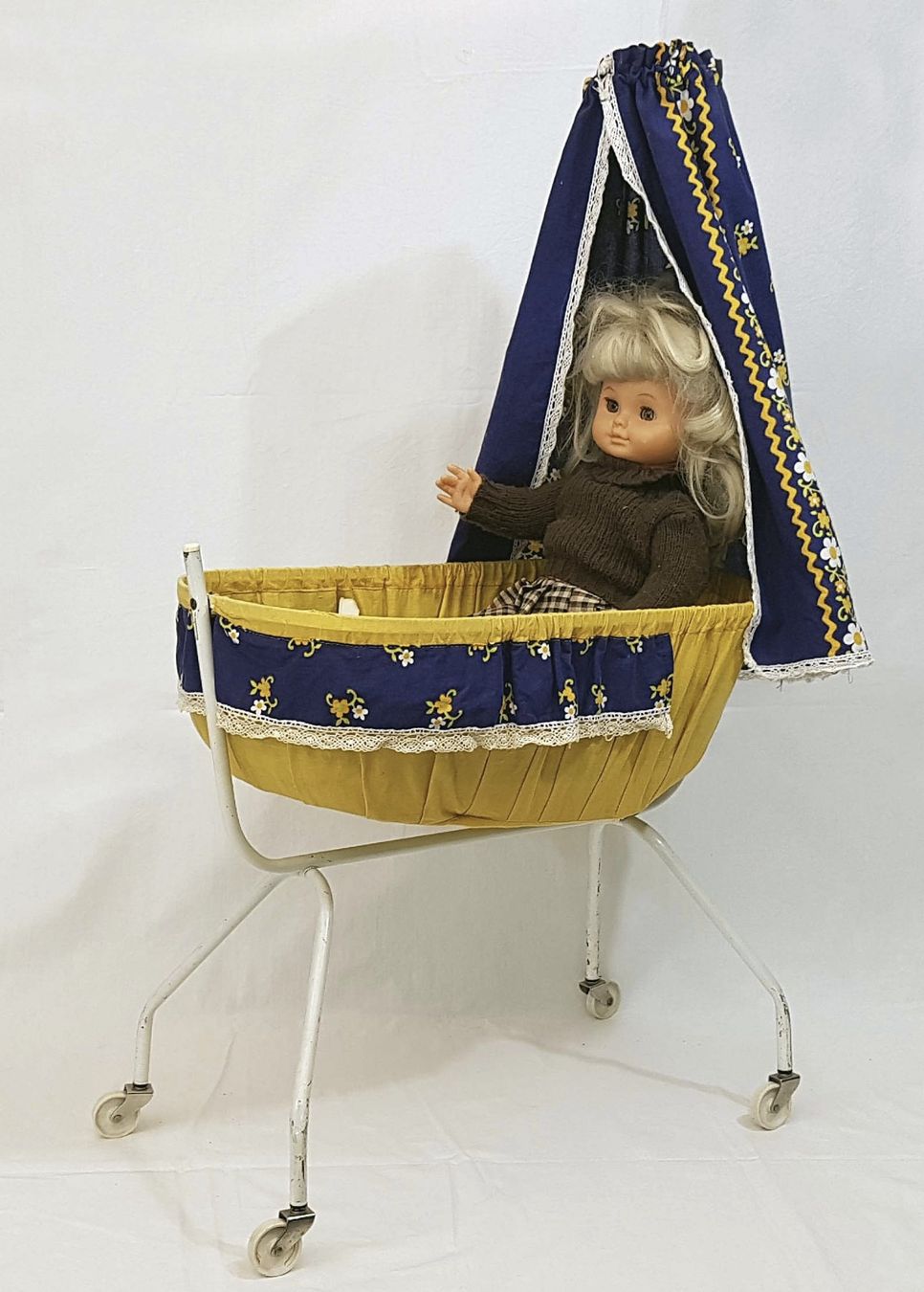 Carrozzine per bambole: Nostalgische Puppenwagen mit Puppe – Usato da Belp venduto da MetroEdi 2