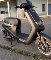 Blu:s Stalker XT2000 - Wendiger E-Scooter für den Sommer