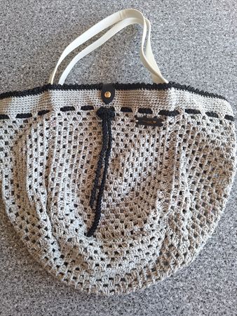 Handtasche gehäkelt beige schwarz mit weissen Leder Henkeln