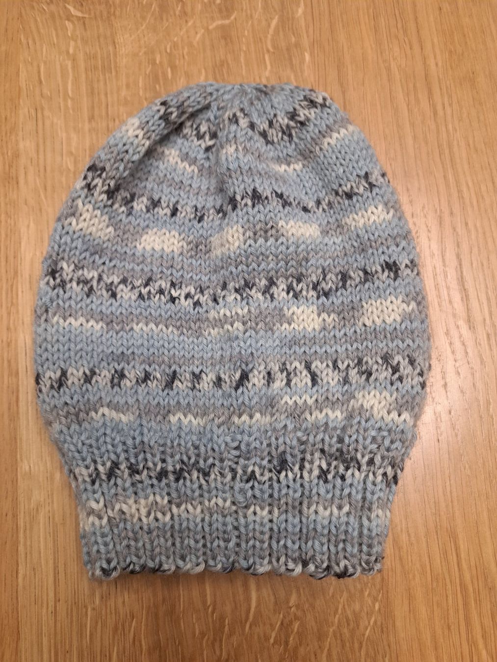 Wolle: Warme Wintermütze, handgestrickt, hellblau-grau-meliert – Neu und originalverpackt aus Au (SG) von mavi4114