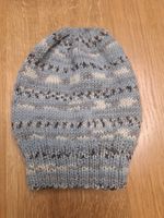 Warme Wintermütze, handgestrickt, hellblau-grau-meliert