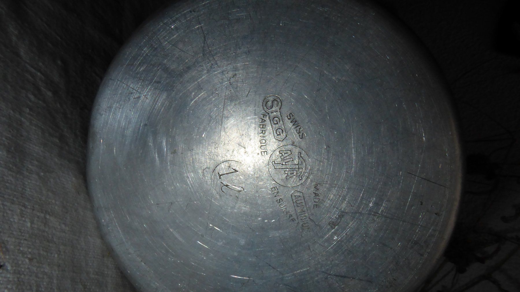 Sonstiges für Haushalt & Wohnen: Antikes Kesseli mit Deckel Höhe 13 cm – Gebraucht aus Sargans von Benziner 3