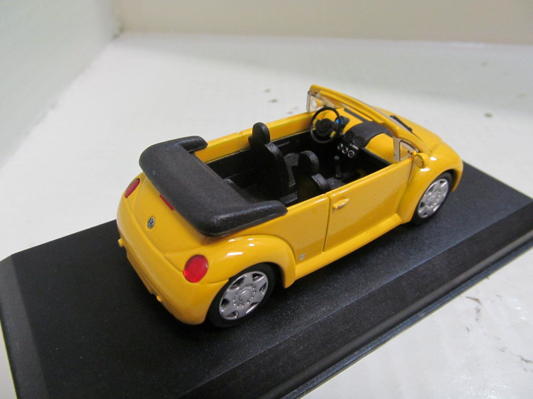Volkswagen Modellini d'auto: VW CONCEPT 1 CABRIO 1994  BEETLE  1:43 – Nuovo e nell'imballaggio originale da Grueningen venduto da malamut56 3