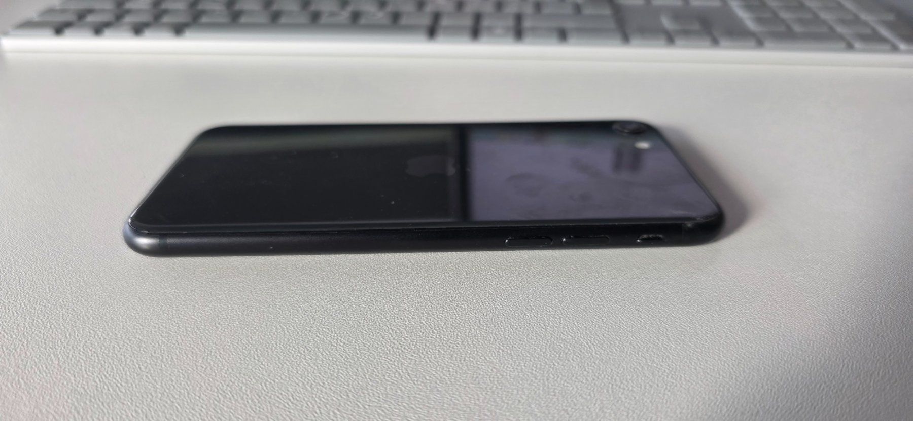 Apple Telefoni cellulari / Smartphones: Apple iPhone SE 2. Generation 64 GB Schwarz – Usato da Zürich venduto da fabiangysel1997 2