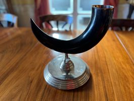 Trinkhorn auf Ständer - wohl Marke Eichholtz