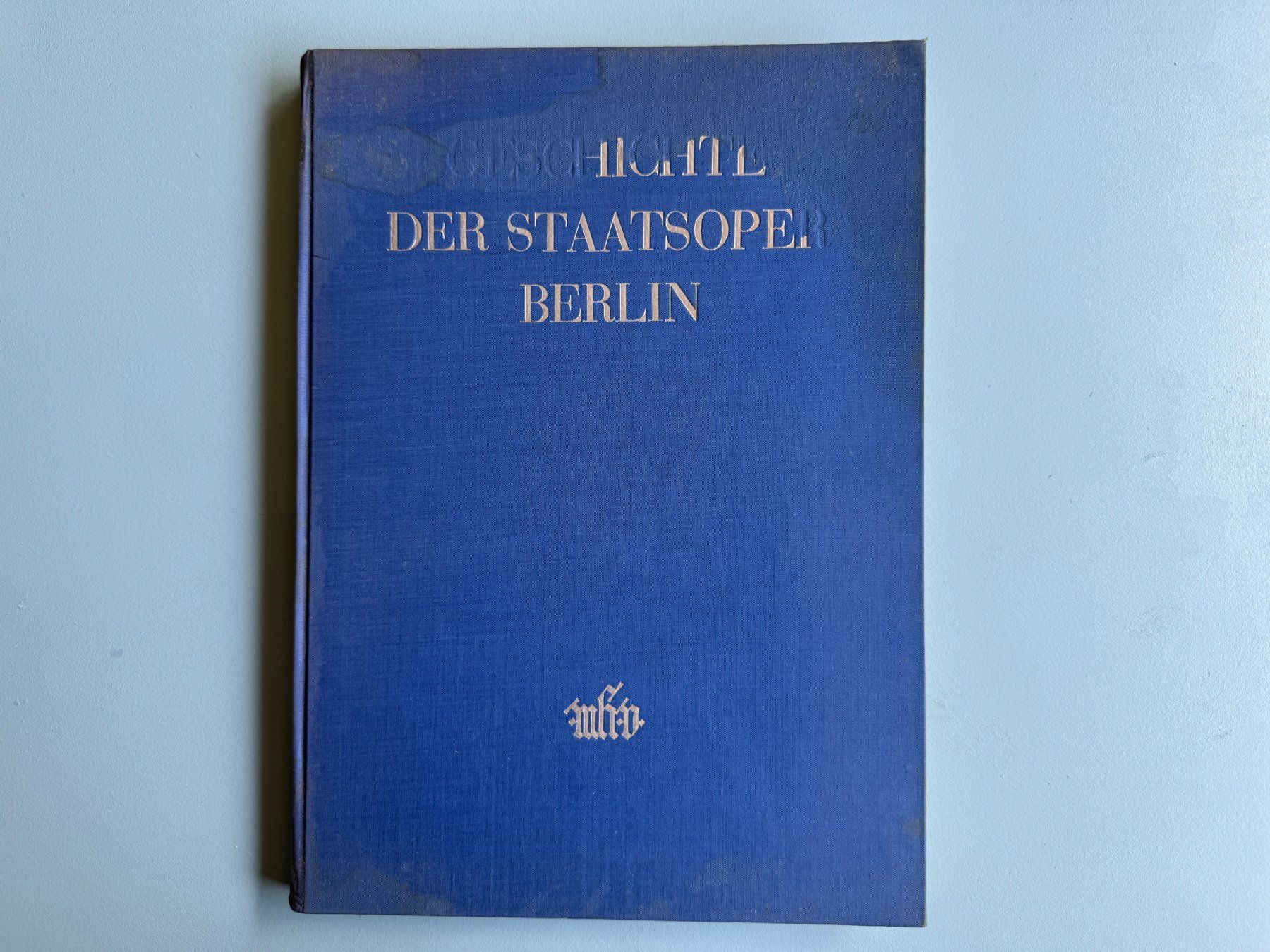 Bücher: Die Geschichte der Deutschen Oper Berlin - 1937 – Defekt aus Basel von Kornblumen