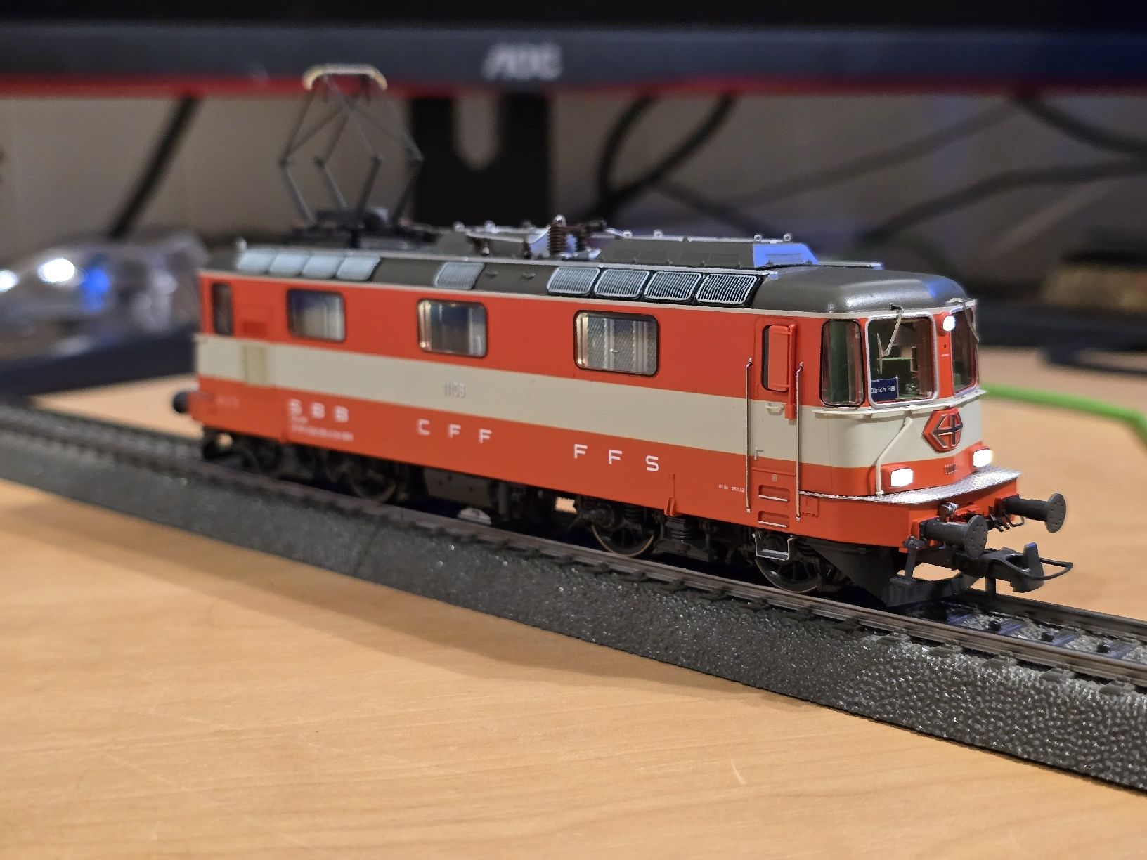 Roco Modellini di ferrovie: Roco Re 4/4 II Swiss express – Usato da Mettmenstetten venduto da ric_ww8q 1