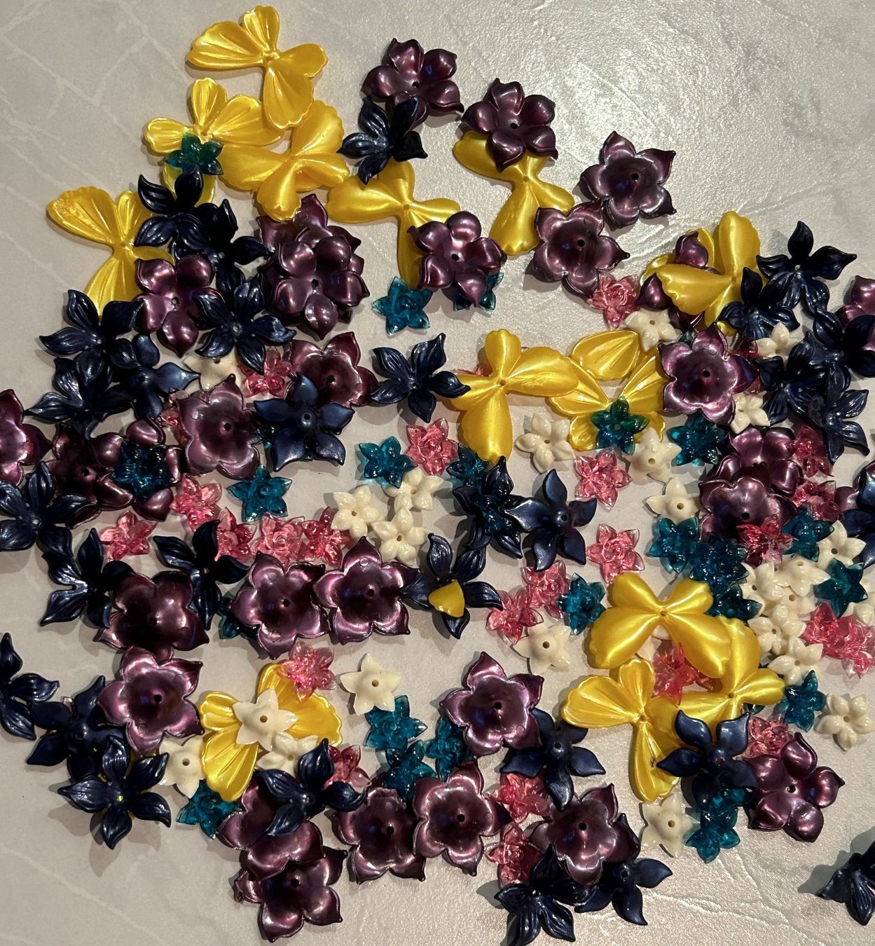 Perle (finte): Schmetterlinge und Blumen – Usato da Neukirch-Egnach venduto da Phion