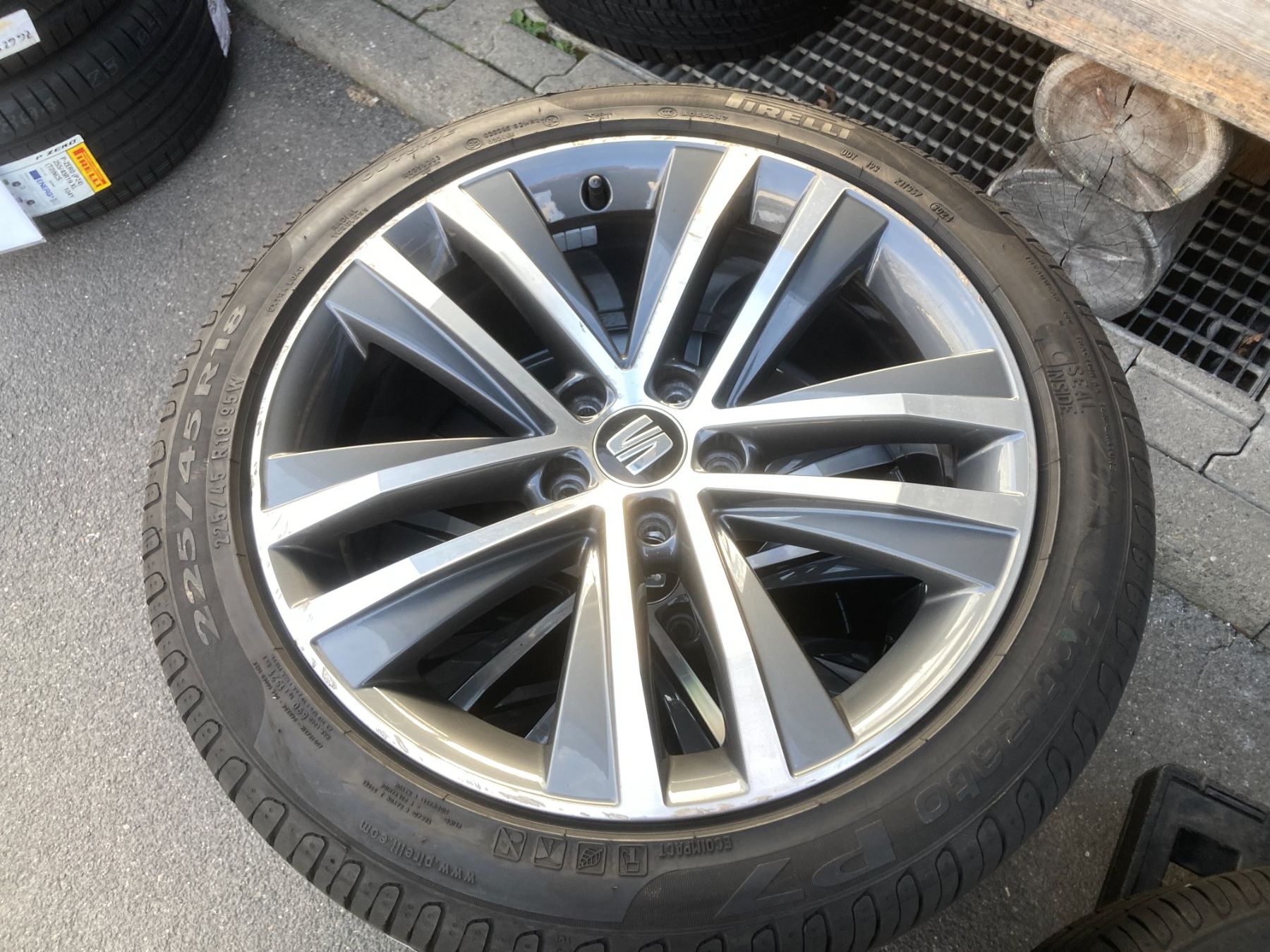 Seat Pneus & Kompletträder: Seat Alhambra Sommerräder  225/45R18 Continental / Pirelli – Gebraucht aus Cham von Cham6332 2