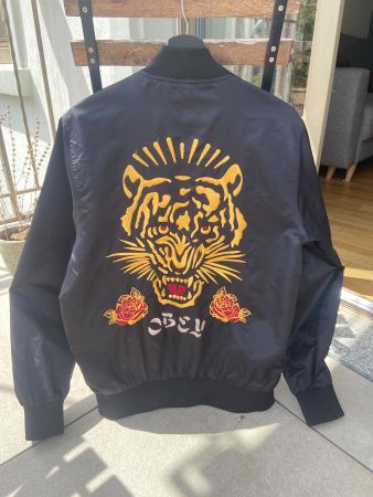 OBEY Jacke, Schwarz, Tiger Stickerei, Grösse M
