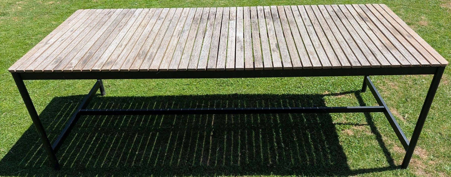 Tische: Gartentisch Holz mit Metallgestell – Gebraucht aus Dietikon von Methadron