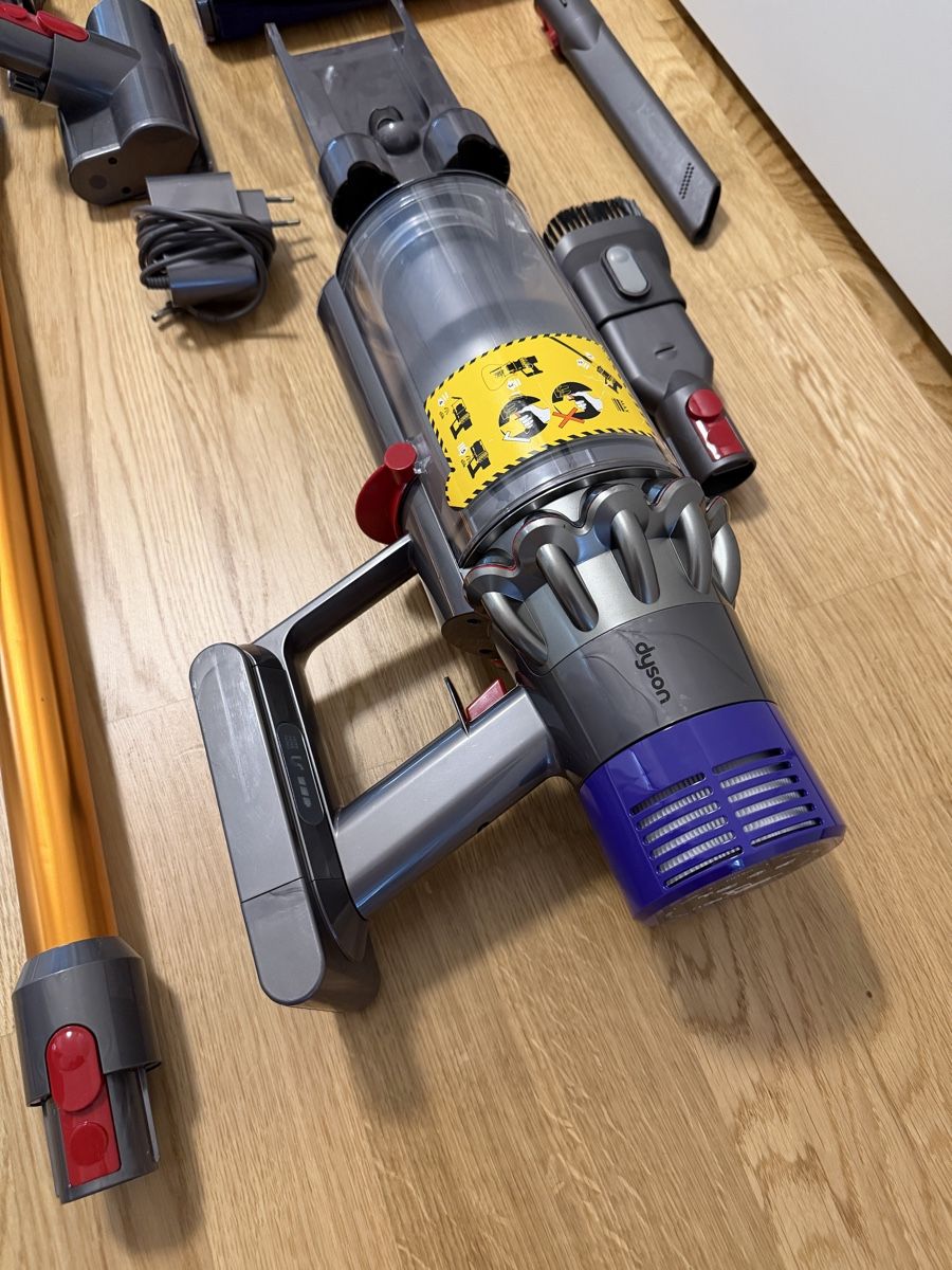 Dyson Aspirapolveri & Accessori: Dyson V10 cyclone absolute  – Usato da Meyrin venduto da SA_3006 2