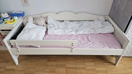Kinderbett aus Massivholz komplett mit viel Zubehör