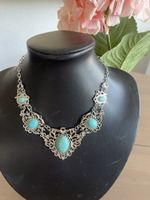 Kette mit türkisfarbenen Steinen