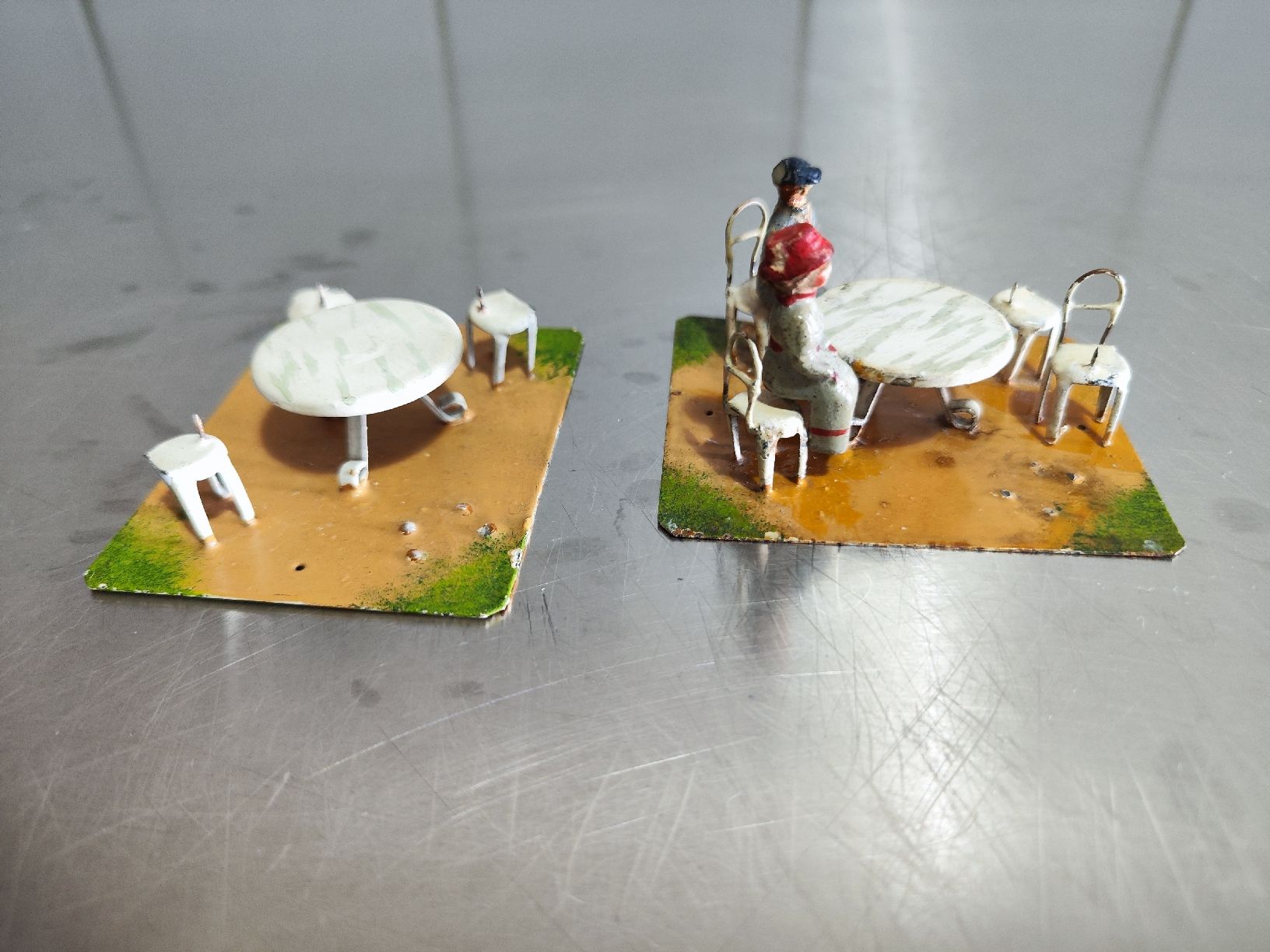 Märklin Modelleisenbahnen: Märklin, chaises et tables + 2 figurines – Defekt aus Genève von baker02 1