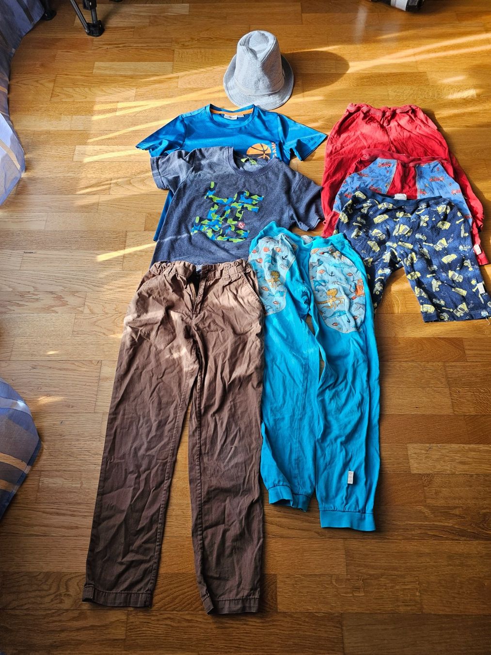 Lotti & Set di vestiti: KLEIDERPACKET 8 TEILE,GR.122-128 – Usato da Birmensdorf ZH venduto da eva_9hvs
