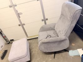 Bequemer Sessel mit Hocker, drehbar, grau, TOP-Zustand!
