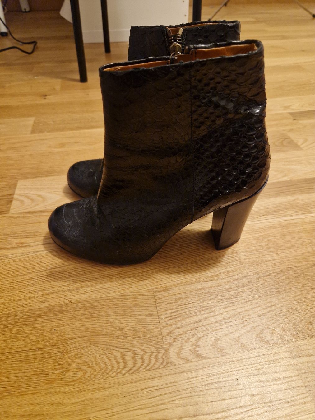 Scarpe da donna: Stylish Black Leather Ankle Boots - Size 38 – Usato da Bern venduto da soa_y6fn 1