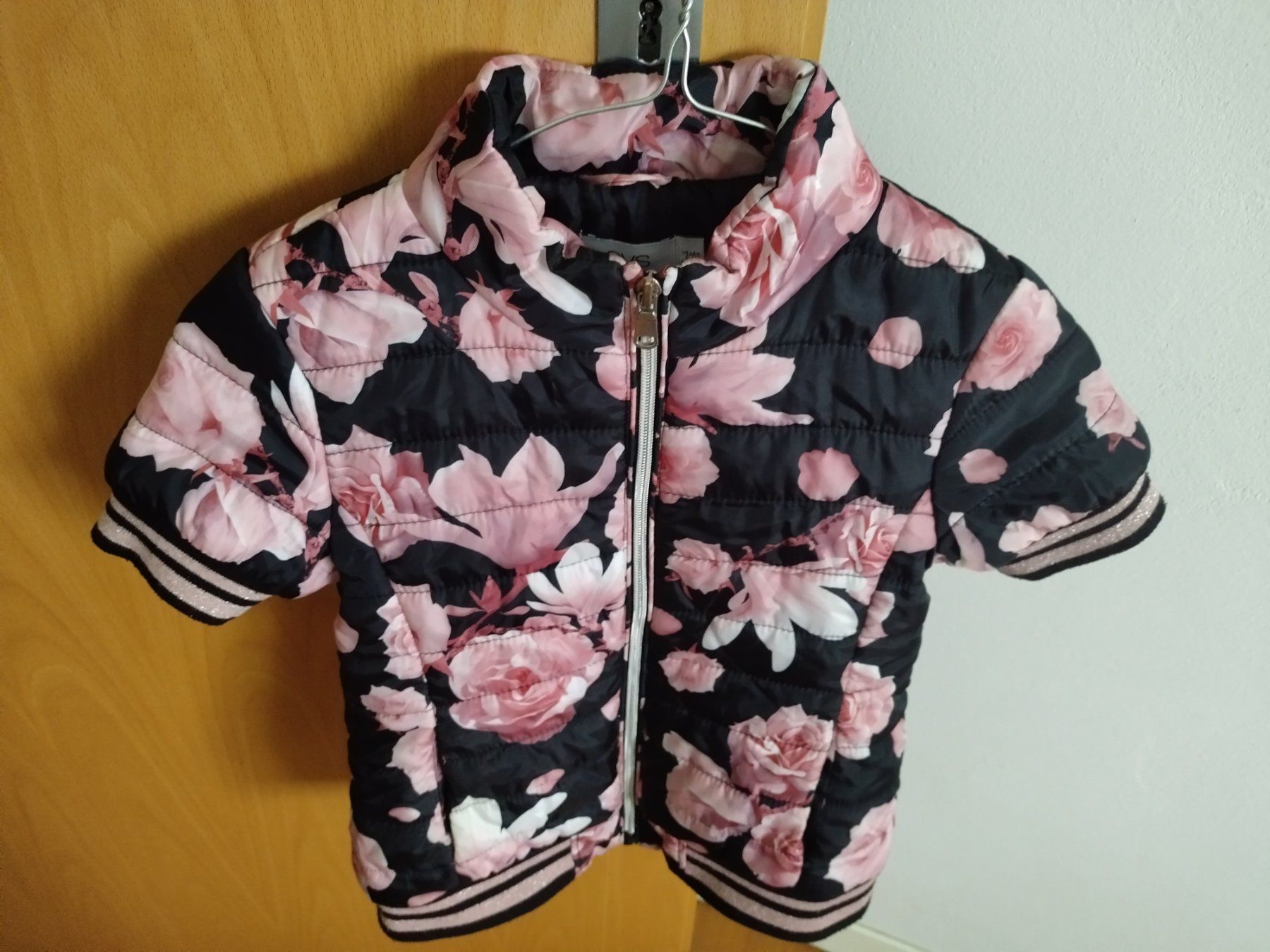 Altro abbigliamento per bambina: Schwarze mit Blümen Steppweste mit Kurzarmeln Mädchen Gr.140 – Usato da Densbüren venduto da TutaLarsen