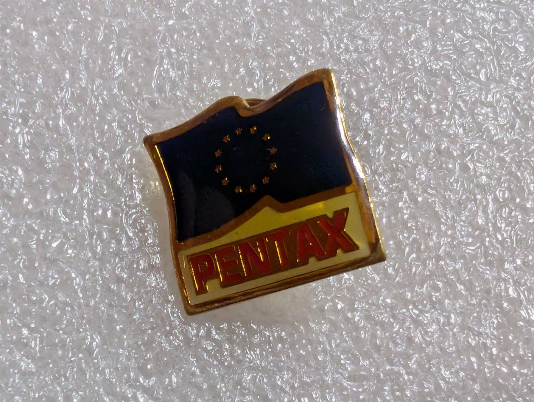 Plaketten & Abzeichen: Ansteckpin 220: Pentax – Gebraucht aus Oppligen von Pin-Fall-Shop
