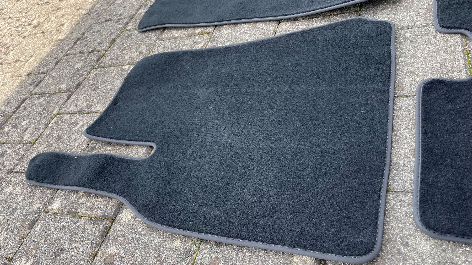 Tesla Tappeti & Tappetini: Tesla model Y floor mats (like new) – Nuovo (secondo la descrizione) da Murg venduto da may_d9bw 1