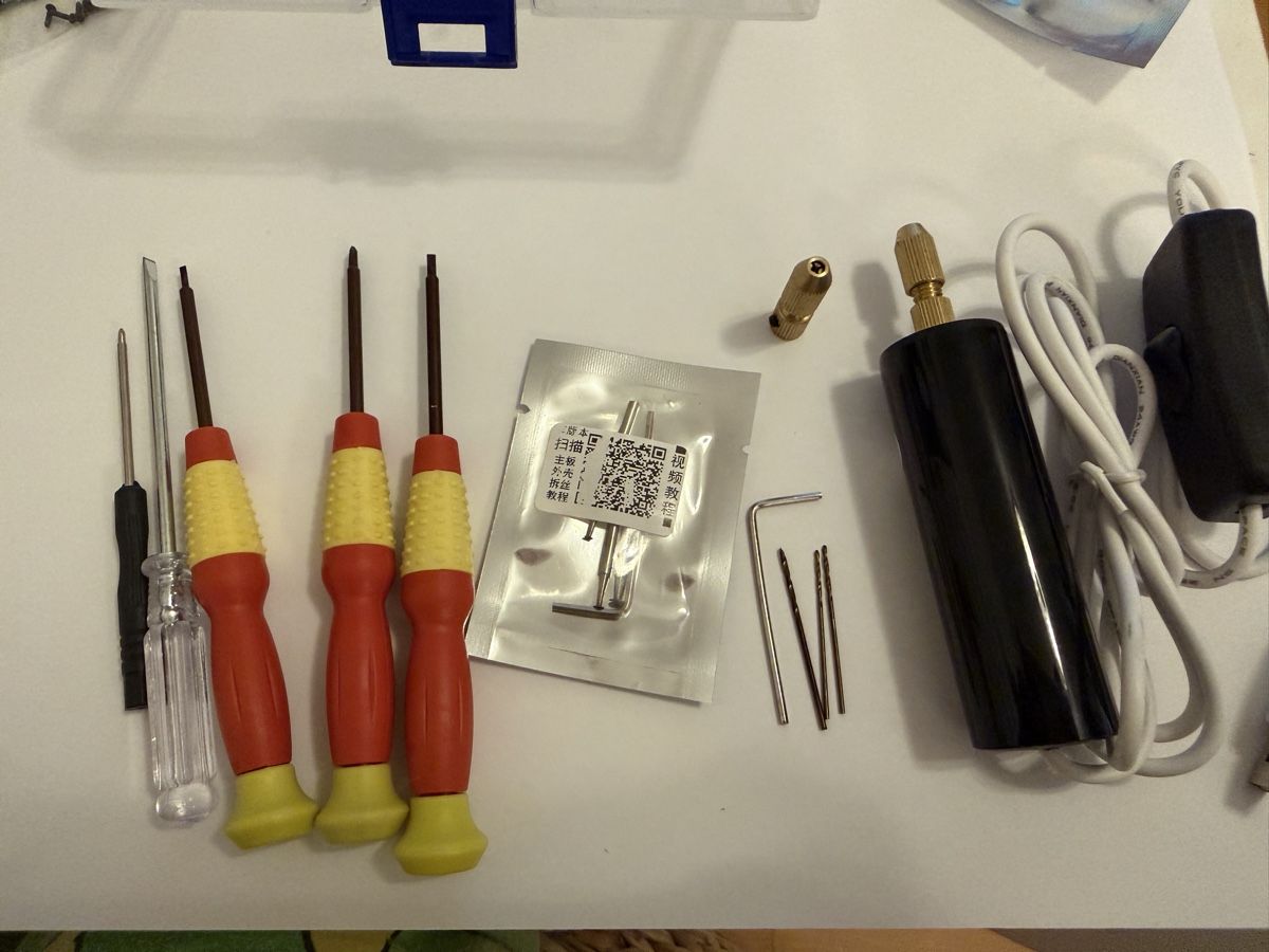 Tutti gli attrezzi: Nintendo Switch Schrauben Set screws with repair tool kit – Usato da Zürich venduto da arr_vq5w 3