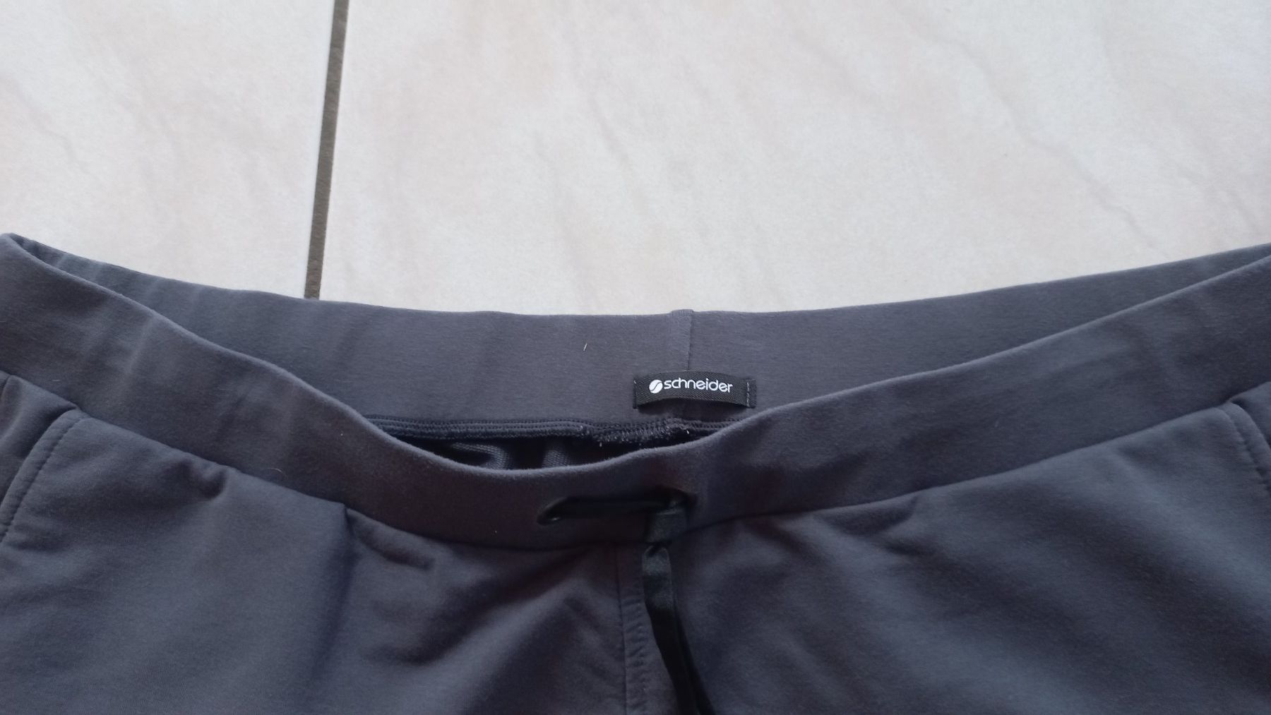 Pantaloni: Schneider Trainingshose  dunkelgrau, warm. – Usato da Winistorf venduto da acreativ 2