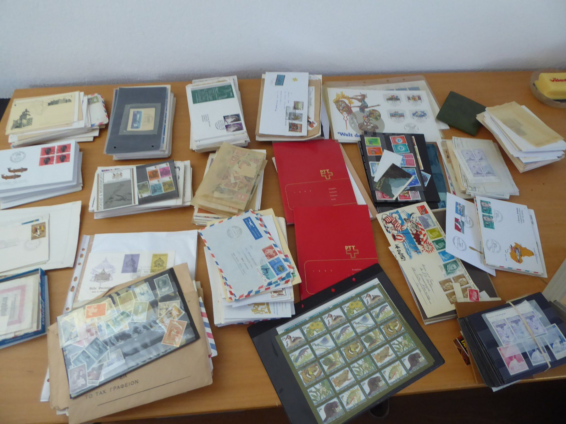 Tutti i francobolli: Wundertüten Kiste Briefmarken anschauen – Usato da Rothrist venduto da swisstools 8