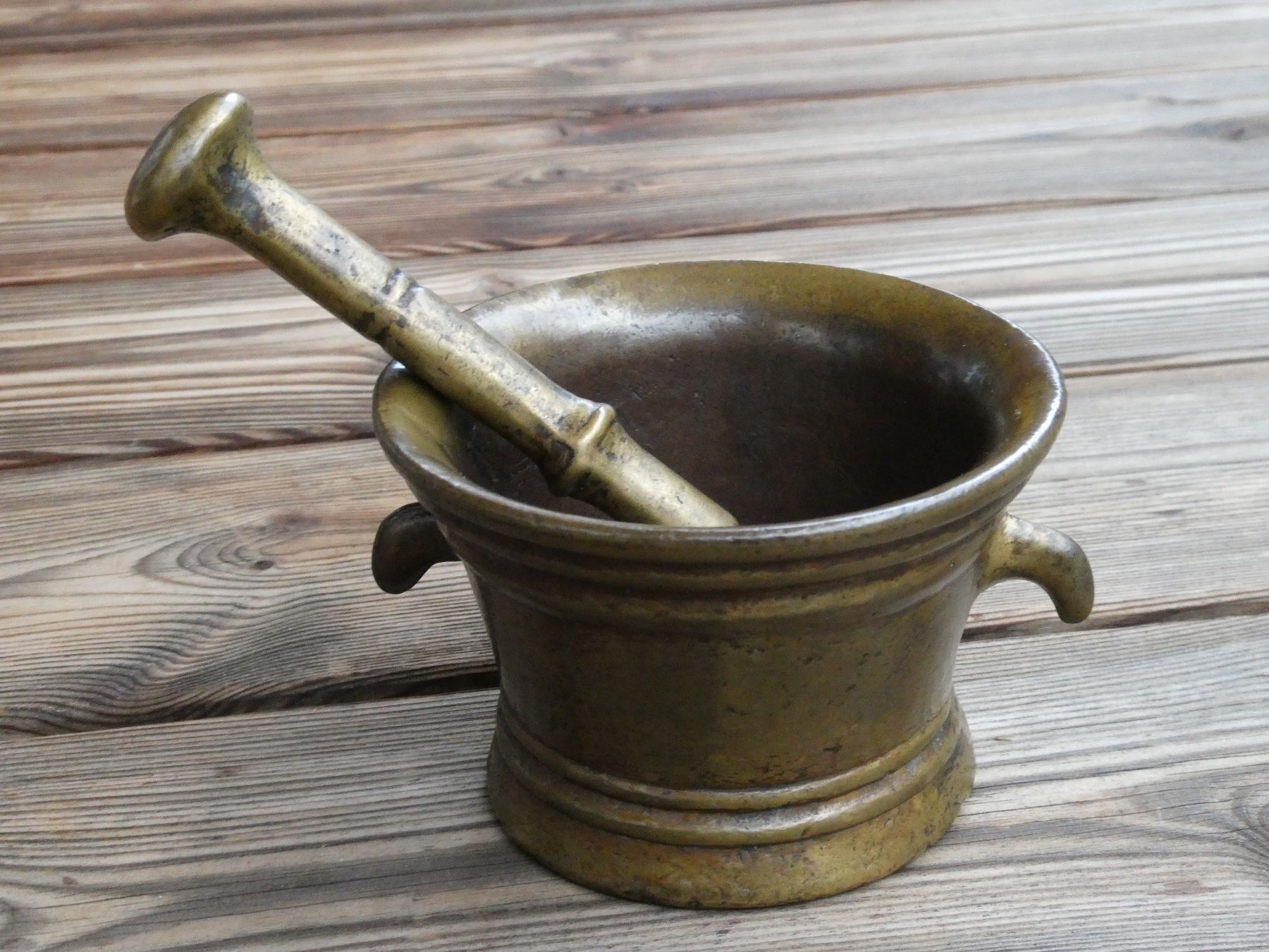 Altro per cucinare: antiker kleiner Bronzemörser mit Stössel – Usato da Lüchingen venduto da Eeizo