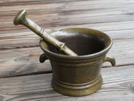 antiker kleiner Bronzemörser mit Stössel