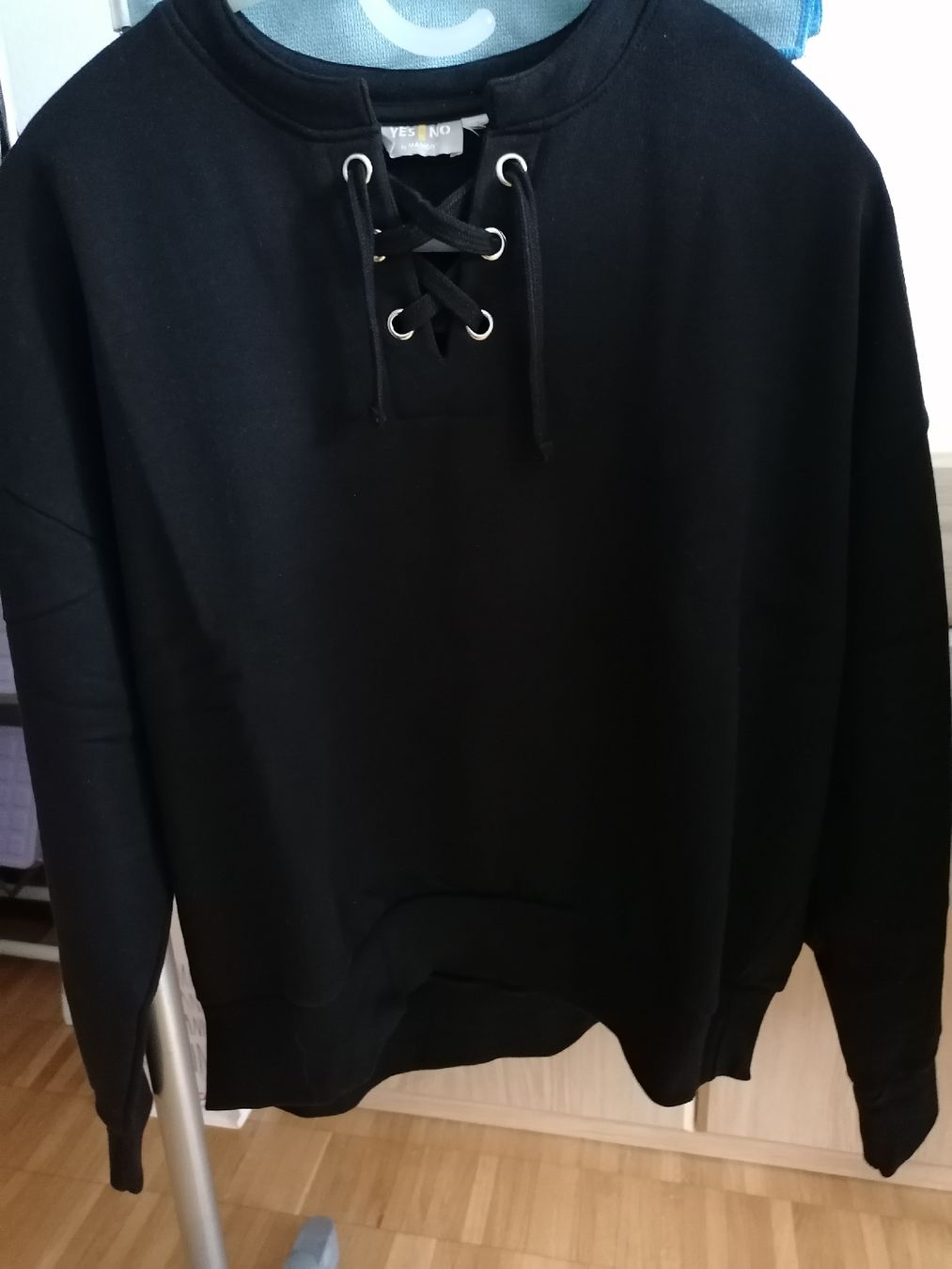 Maglioni & Felpe: Schwarzer Basic-Pulli mit Schnürung, super Zustand, Gr.L – Usato da Pfäffikon ZH venduto da xxmopsxx