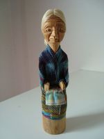 Sculpture en bois représentant une femme âgée