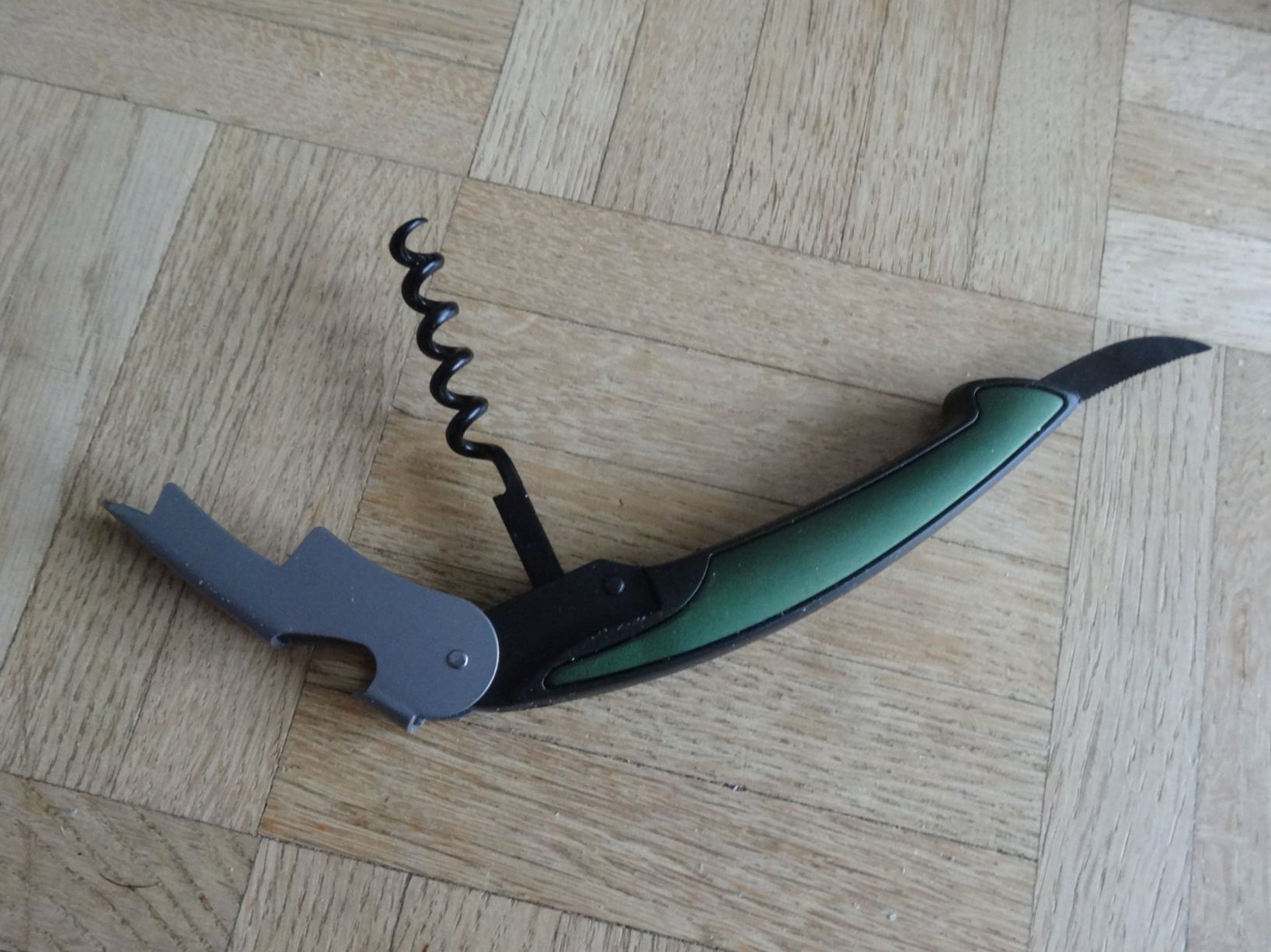 Taschenmesser: Couteau vert  12 CM environ fermé Décapsuleur Tire-bouchons – Gebraucht aus Romanel-sur-Lausanne von Swift13 1