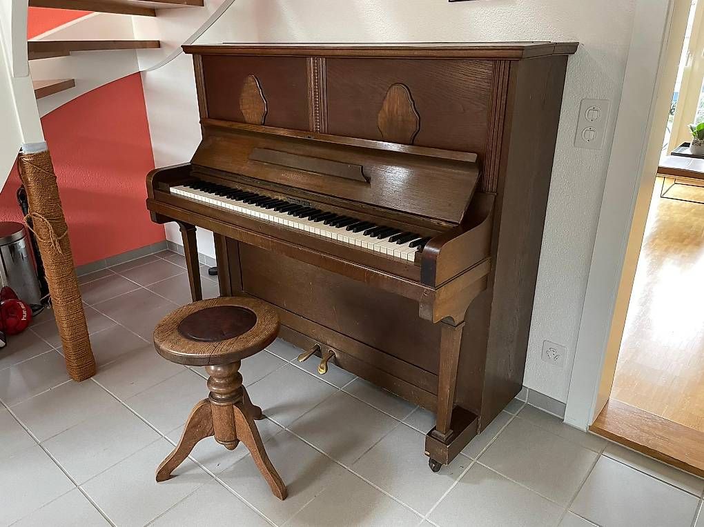 Schmidt-Flohr Strumenti musicali: Klavier Holz braun mit Hocker zum Verschenken – Usato da Zürich venduto da sunshine_8037