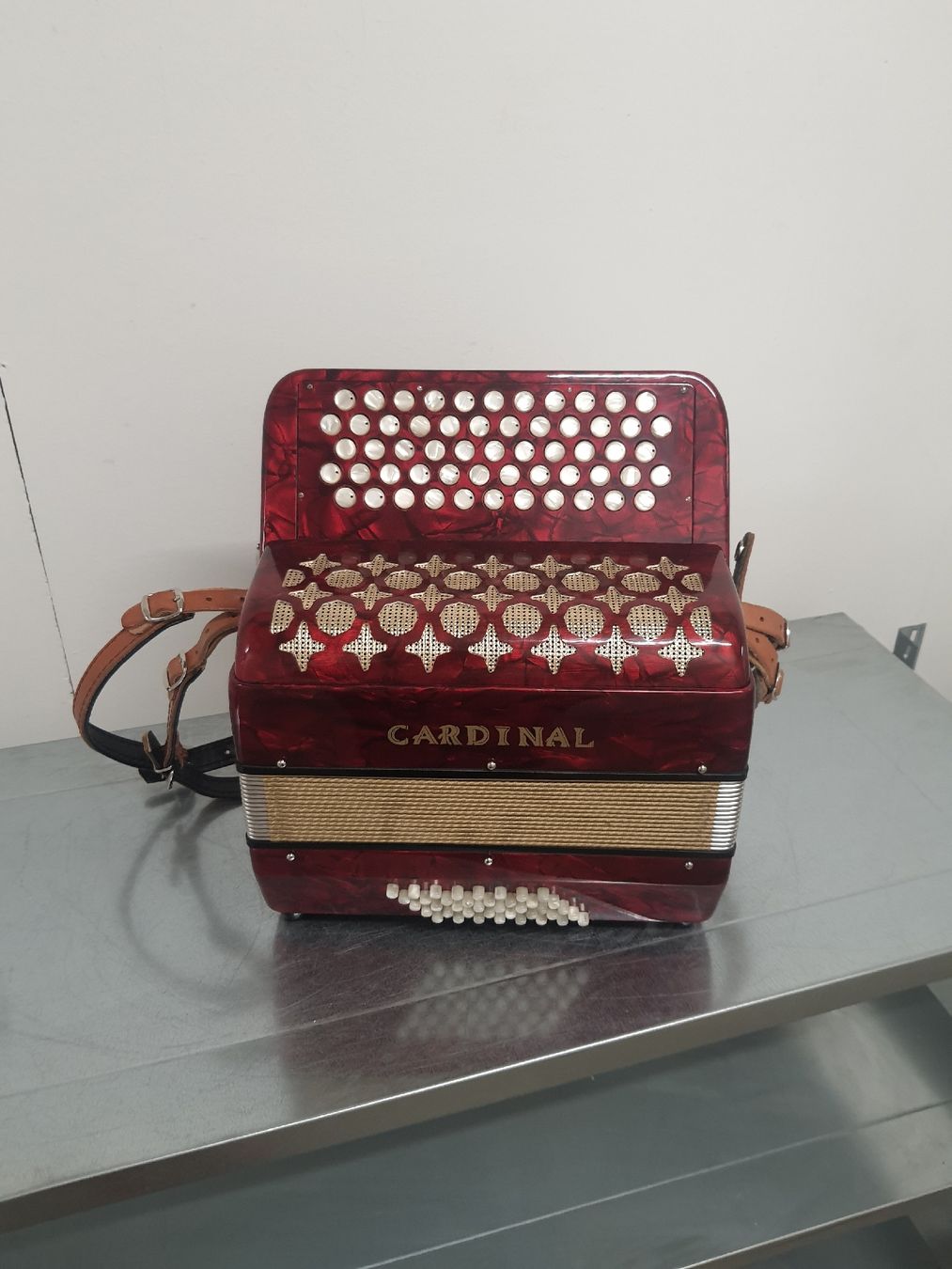 Cardinal Musikinstrumente: accordéon chromatique Cardinal  – Gebraucht aus Pont-de-la-Morge von Mirabelle0 1