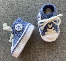 Neu gehäkelte Baby-Converse für warme Füsschen