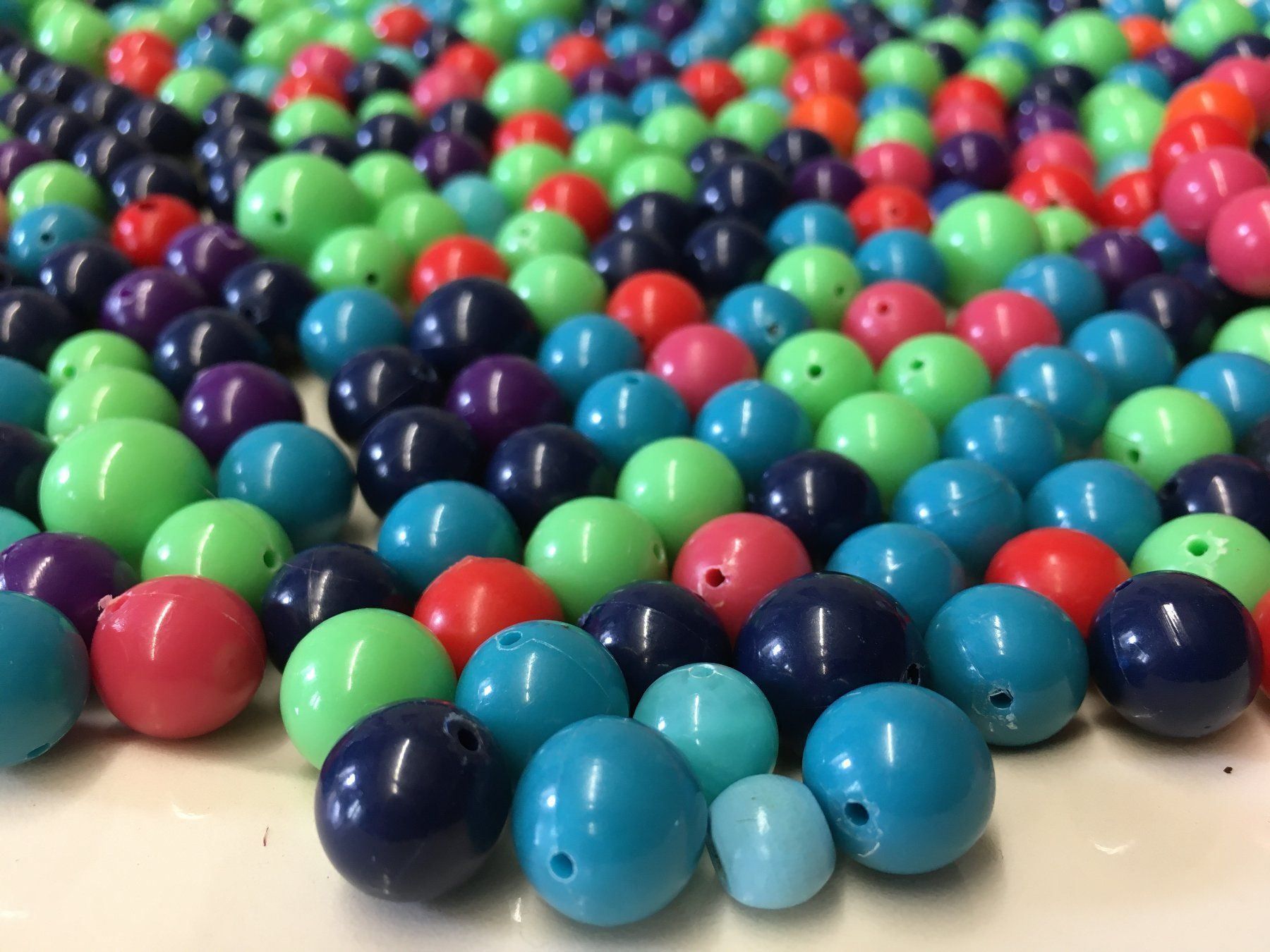 Perles (synthétiques): Kunststoff Perlen / Beads, ca. 435 gr. – D'occasion à Schaffhausen par sparzone 1