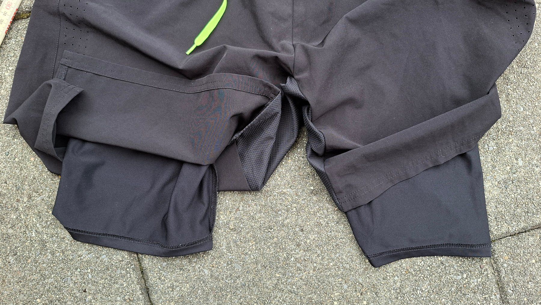 Pantaloni: Sporthosen kurz – Usato da Küssnacht am Rigi venduto da AutoVilla 3