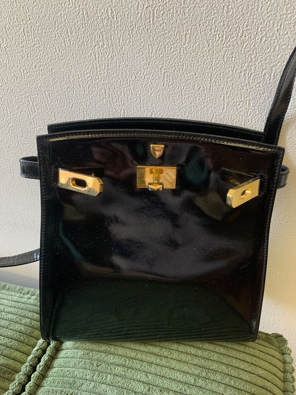 Taschen für Damen: Bally Lack und Leder Tasche in Schwarz – Gebraucht aus Winterthur von Compiorg 1