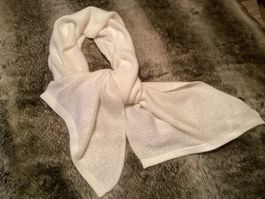 Feiner weißer Strickschal mit Srasssteinchen