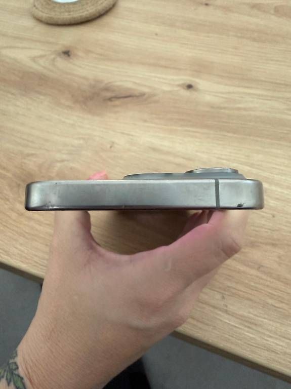 Apple Telefoni cellulari / Smartphones: Iphone 15 Pro 256 GB – Usato da Brittnau venduto da jen_dv9n 3