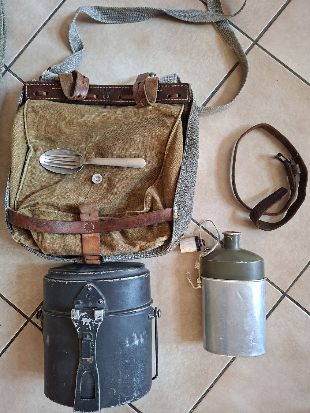 Schweizer Armee Zaini: Schweizer Armee Militär Rucksack mit Zubehör – Usato da Schwanden Sigrisw venduto da len_9yqg 6