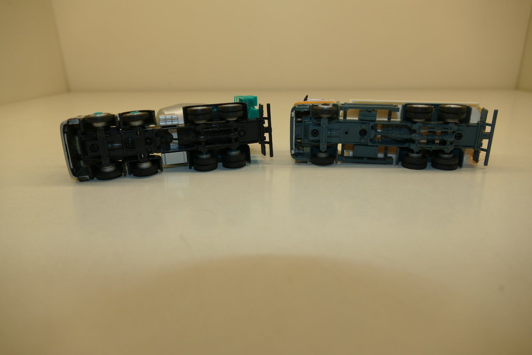Modellautos: M 1:64?: 2xLastwagen – Gebraucht aus Niederhasli von Flash32 5