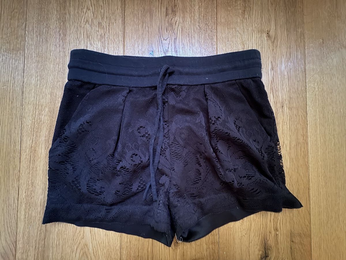 Zara Pantalons: Zara Basic Shorts, Gr. S, Schwarz, Spitze, Sommer – D'occasion à Baar par fra_frr7