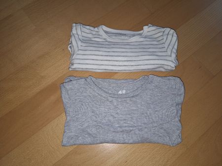 2 Bodys von H&M in Gr. 74