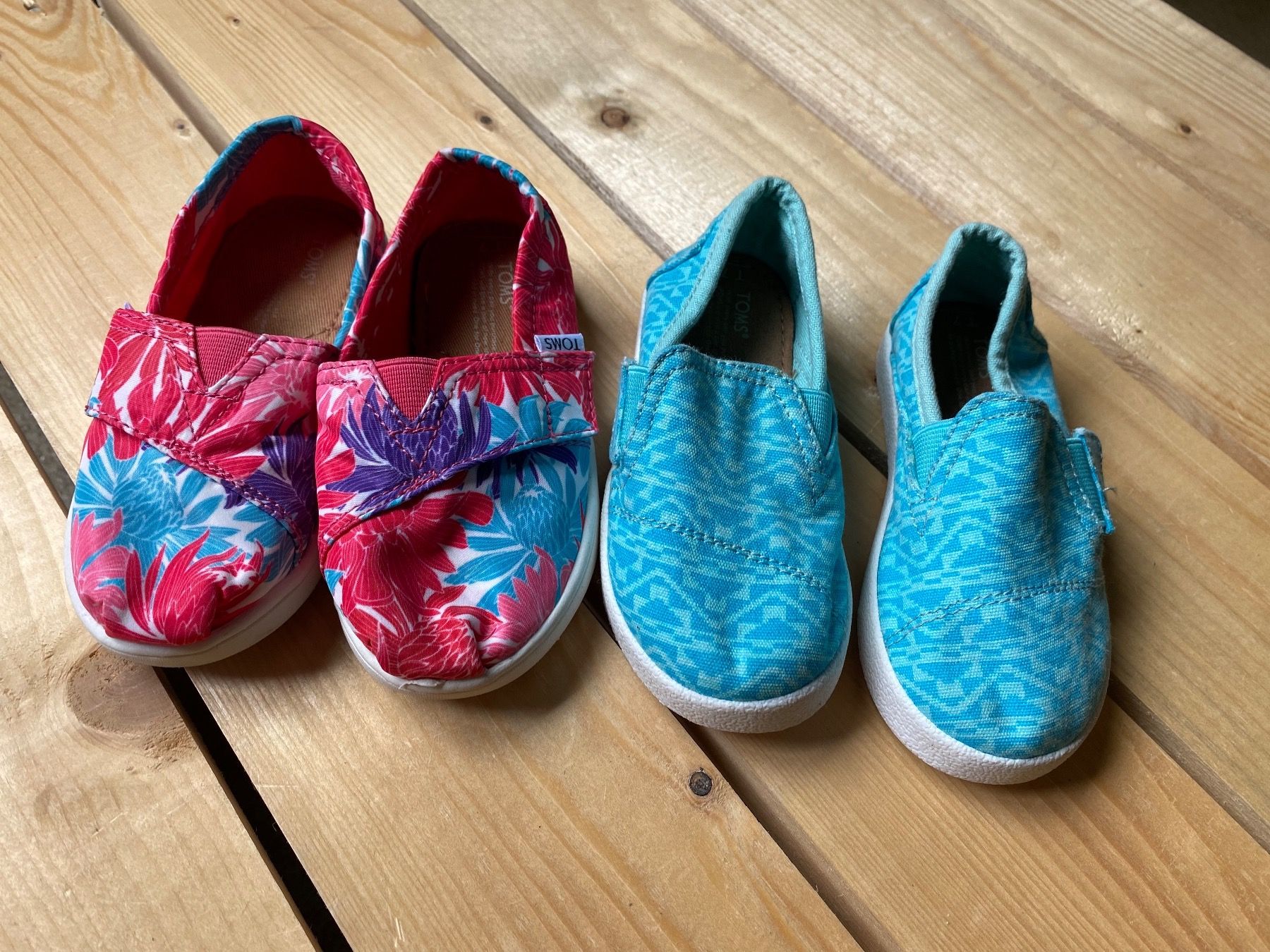 Toms Scarpe per ragazzi: Toms Enfants Taille 23.5 2 pack – Nuovo e nell'imballaggio originale da Orbe venduto da D-stockFactory-Orbe