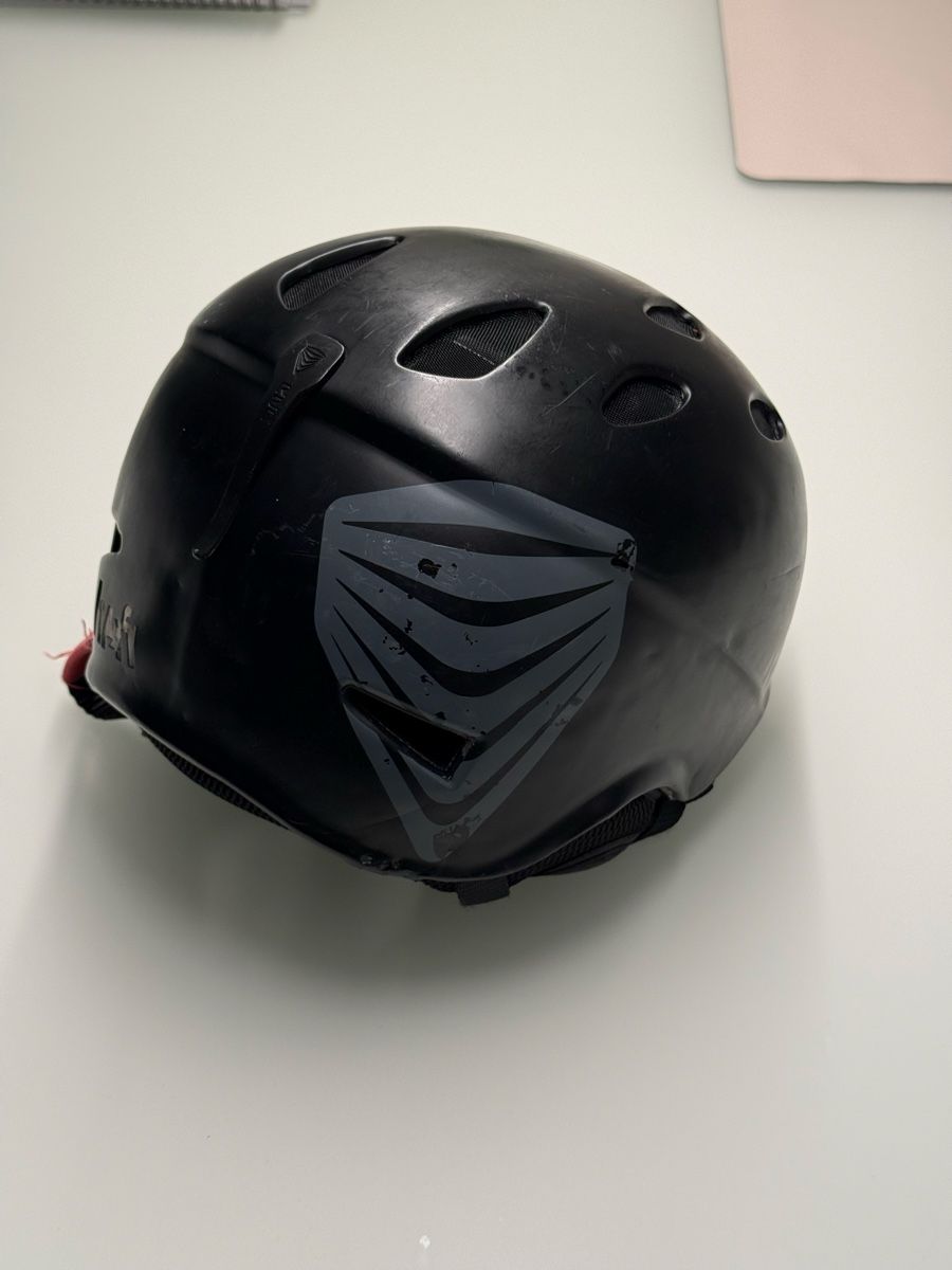 Caschi: Schwarzer Ski/Snowboard Helm – Usato da Basel venduto da FrozenFire 2