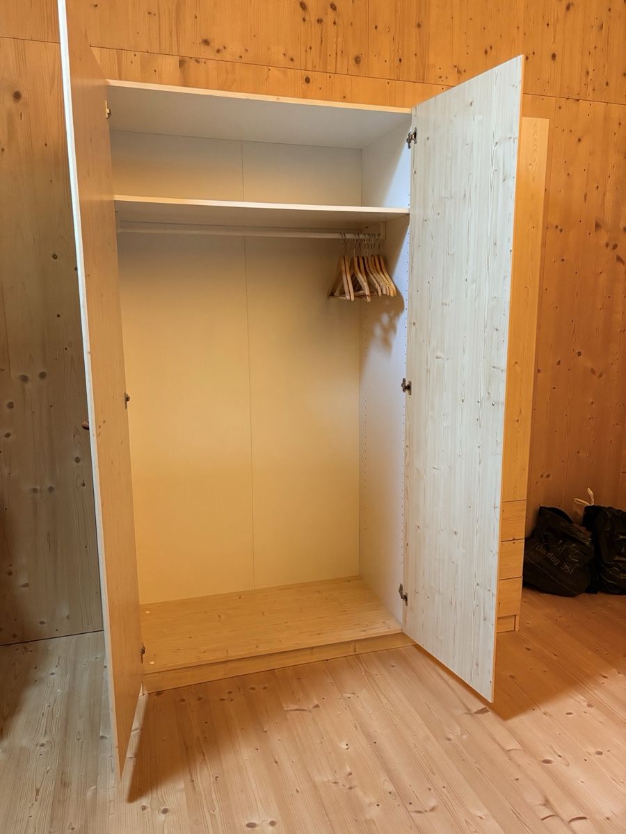 Armoires: Kleiderschrank funiert  – D'occasion à Rütihof par stravvberryv 2