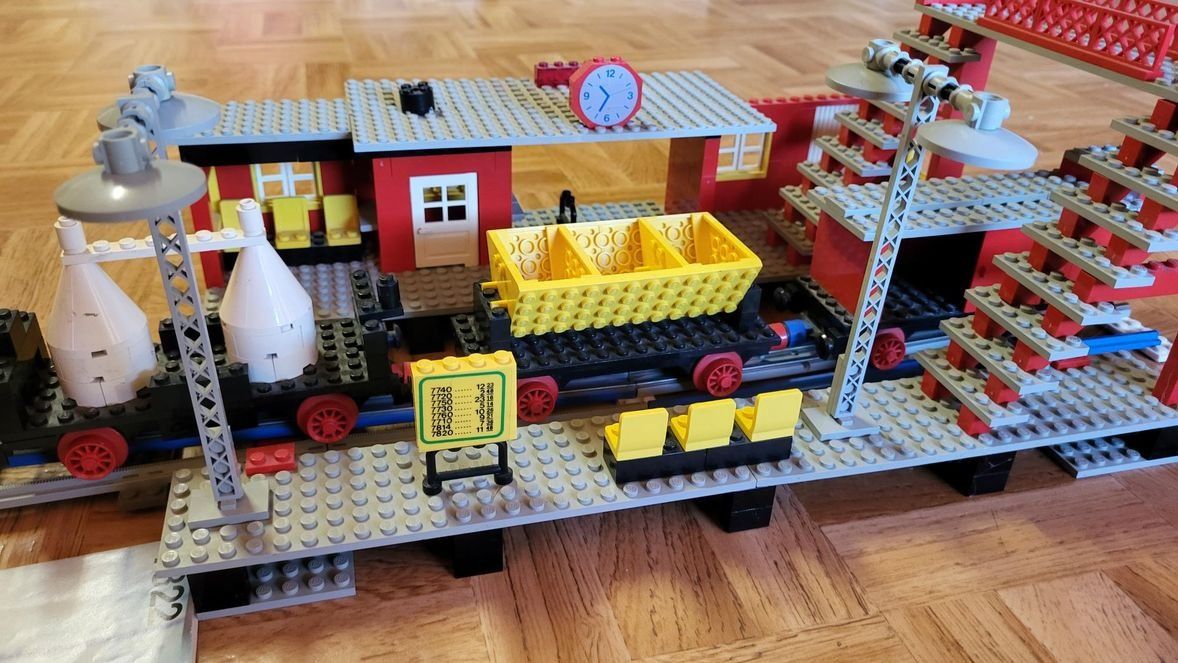 Lego Spielzeuge: LEGO Bahnhof & Güterzug – Gebraucht aus Beromünster von  2